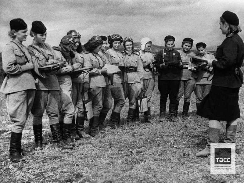 Women pilots of 46th Guards Taman women’s air regiment