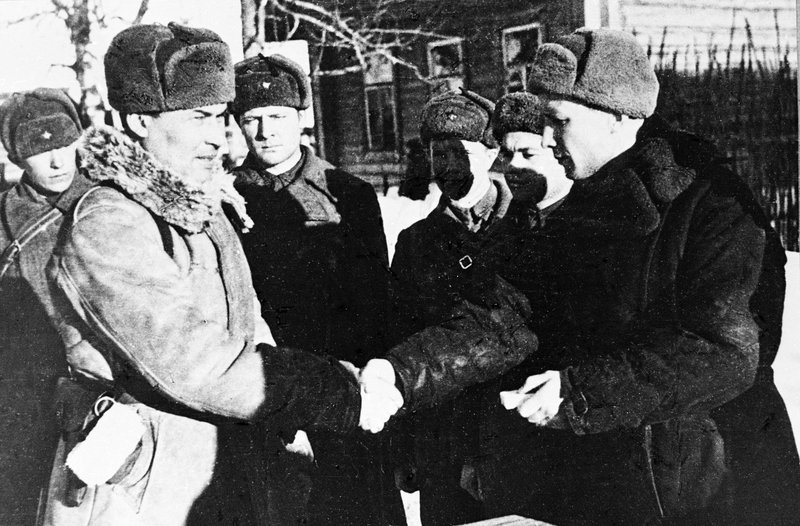 Полковник Жалис вручает награды Черкашину и другим воинам