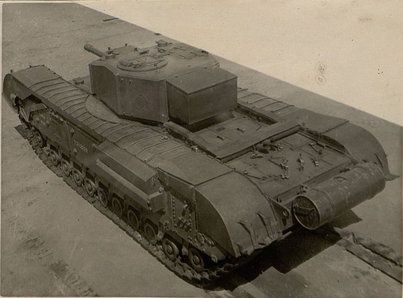 Фотография: Тяжелый танк МК-IV "Черчилль" (английский)