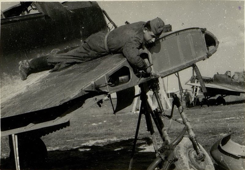 Фотография: Токарь младший Сержант  Громов ремонтирует гондолу шасси