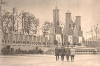 Лошаков Д.И., нач-к политотдела тыловой армии перв.Белорусского фронта у трибуны Победы в Берлине