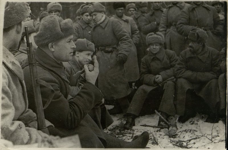Фотография: Нач. пол. дивизии, старший батотальона комиссар товаирищ Попов беседует с пополнением