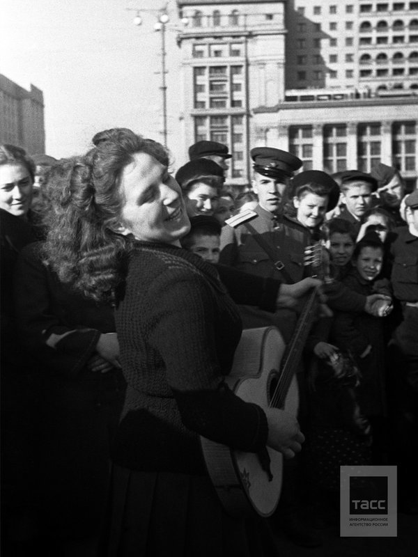 Жители города на Манежной площади во время празднования Победы. Москва, май 1945 г.