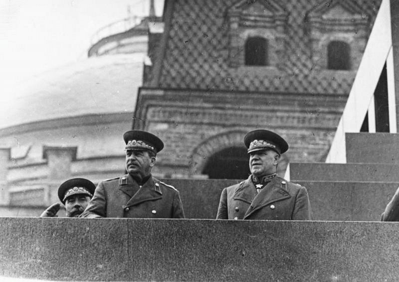 Семен Буденный, Иосиф Сталин и Георгий Жуков на трибуне Мавзолея. Москва, 1945 г.
