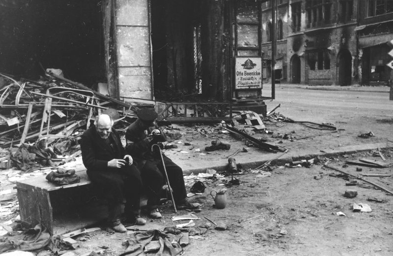 «Зачем война?» Слепой с поводырем. Берлин