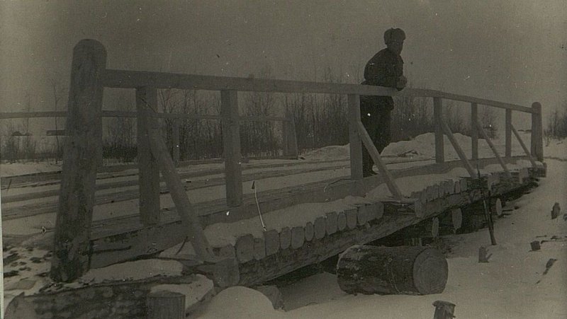 Фотография: Мост ч. ручей у Носовицы строил взвод. Пряхина. II инженерной роты. На мосту фотограф. Маковенко. 22.3.42