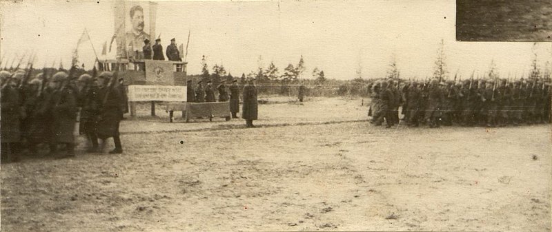 Фотография: В славную годовщину подразделения части проходят торжественным маршем