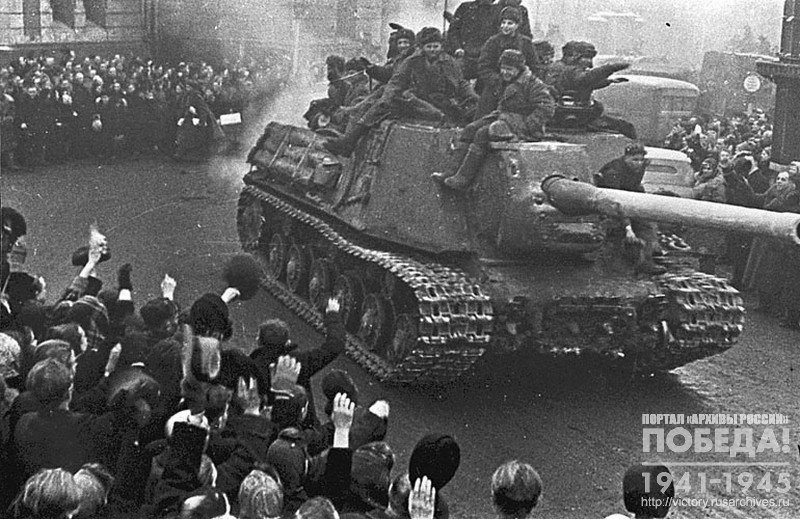 Lodz residents welcome Soviet tankers entering the city