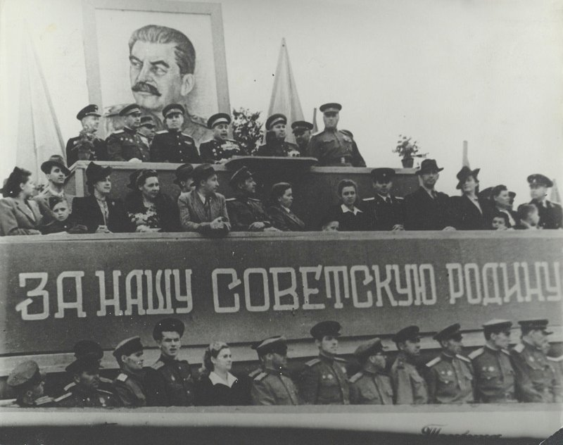 Парад в честь Победы над Японией. Выступает - начальник Харбинского гарнизона генерал-полковник А.П. Белобородов