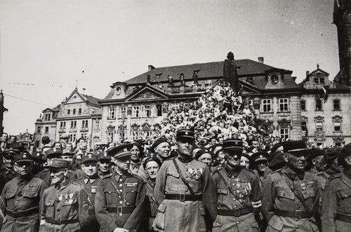 Veterans of the first imperialist war with residents of Prague meet Soviet soldiers