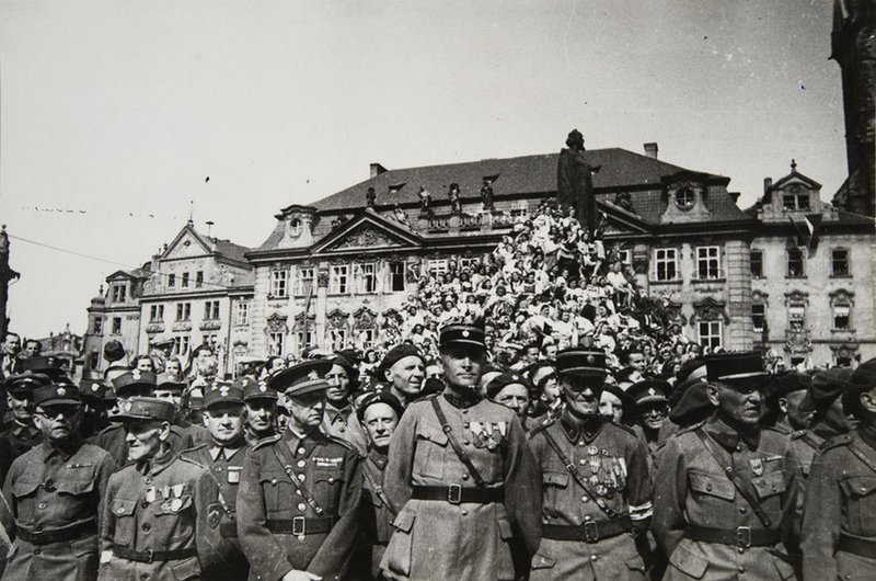 Veterans of the first imperialist war with residents of Prague meet Soviet soldiers