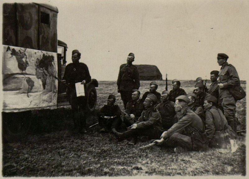 Фотография: Старший лейтенант Шадрин профодит занятия по политической подготовке