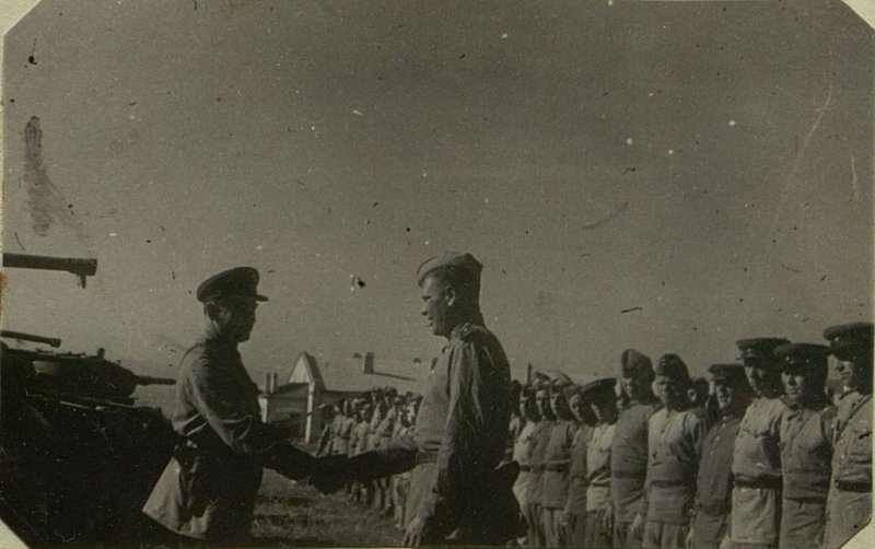 Фотография: Майор Свиридюк вручает благодарности товарища Сталина