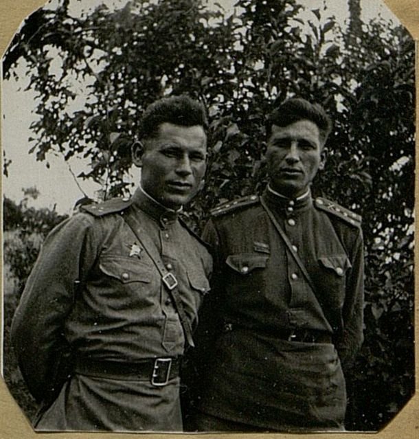 Фотография: Старший лейтенант Командир пульроты Грицаев Владимир Кирсанович (слева) и командир минометной роты капитан Шпановер Роман Львович (1941-1944 гг.)