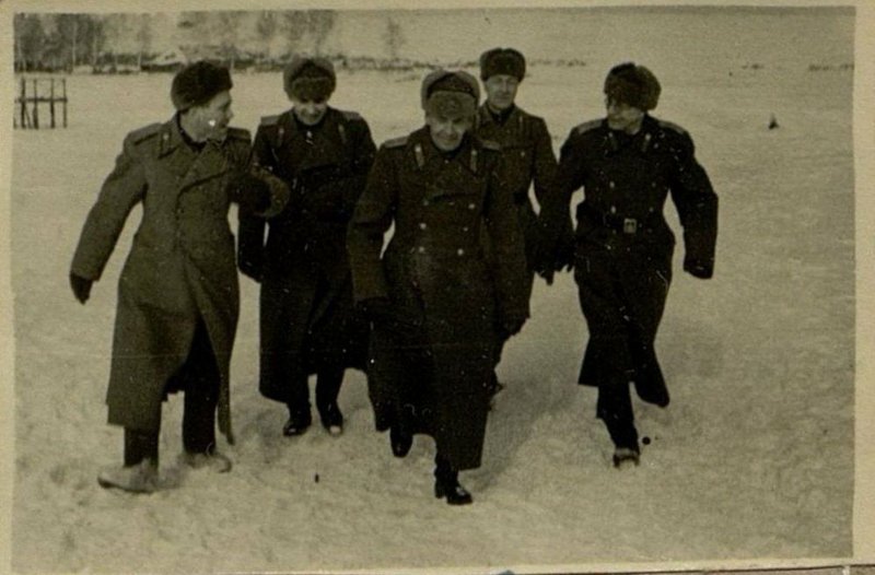 Фотография: Командование части. В центре подполковник товарищ Гавриленков