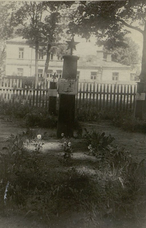 Фотография: Воинское захоронение солдат Тюконова Н.М., Гуренкова Н.Д., Кобылкина А.Т. и неизвестного