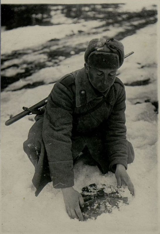 Image: Sergeant Kasin disarms a German mine TMi-42