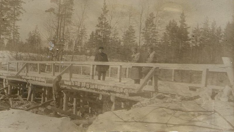 Фотография: Мост. У Косицкое. I рота. На мосту: Старший лейтенант Никишов и лейтенант Якубовский, председатель Косицкого сельский совет и член комиссии капитан Михайленко. Фото Маковенко 1942 г. 20.3.
