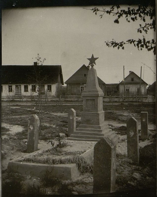 Фотография: Воинское захоронение старший лейтенанта милиции Новопашина Павла Ивановича, Мядельский район, м. Мядель, площадь Свободы