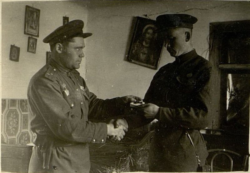 Фотография: Командир полка полковник Шабанов вручает награды