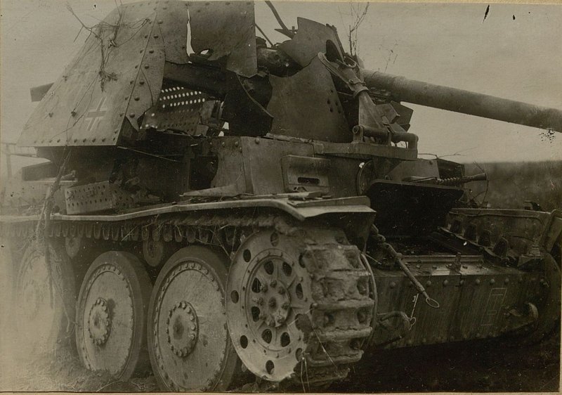 Image: German tank, broken on July 10, 1943 in the area of Ponyri station by 9 battery of 753 Cannon artillery regiment of 5 Artillery division of strategic reserve