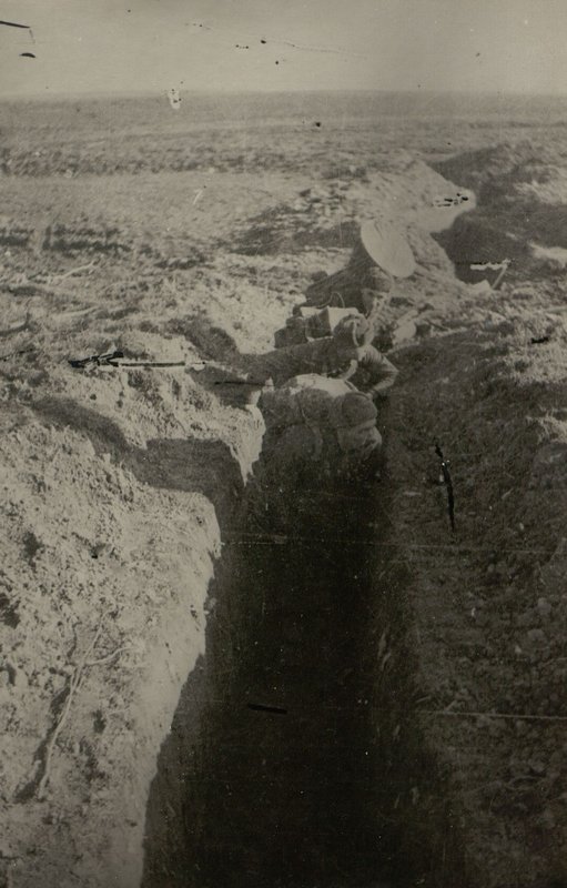 Фотография: Окопная звуковещательная установка прибыла в траншеи переднего края нашей обороны. Сейчас начнется радио-передача для немецких солдат
