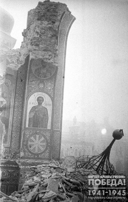 Руины Успенского собора ХI века в Киево-Печерской лавре, разрушенного немцами