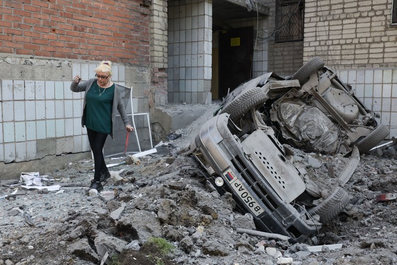Последствия обстрела Ясиноватой. Автомобиль, пострадавший в результате обстрела со стороны ВСУ, у подъезда жилого дома