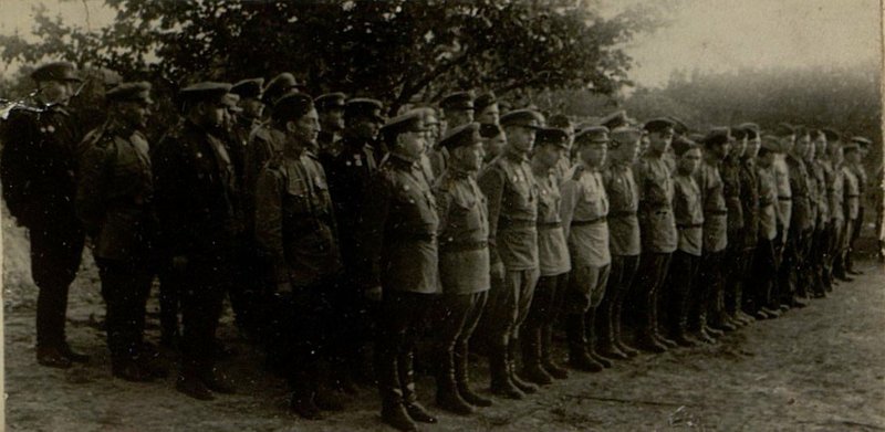 Фотография: Каждое слово ораторов слушают гвардейцы, выстроенные в колоннах