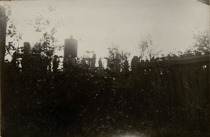 Фотография: Братская могила офицеров Советской Армии: капитана Орешкова, Старший лейтенанта Биргер и лейтенанта Сивакова, гражданское кладбище д. Уборок Лоевского района