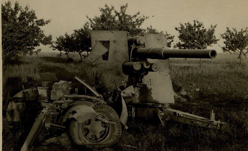 Фотография: Разбитое штурмовиками зенитное орудие из числа 4-х, находящаяся на южной обочине шоссе в районе Княжицы