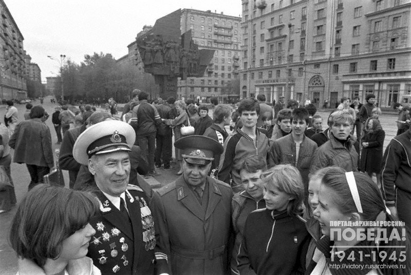 Ветераны войны Герой Советского Союза, генерал В. Антонов (в центре), Кавалер орденов Отечественной войны и Красной Звезды, капитан 3-го ранга в отставке В. Калашников (на переднем плане, 2-й слева) во время встречи с молодежью перед митингом