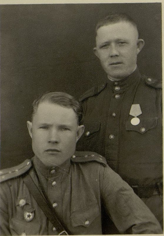 Фотография: Сидит: гвардии капитан Синдяев Ив.Гр. стоит - старшина Алипов Степан Петр.