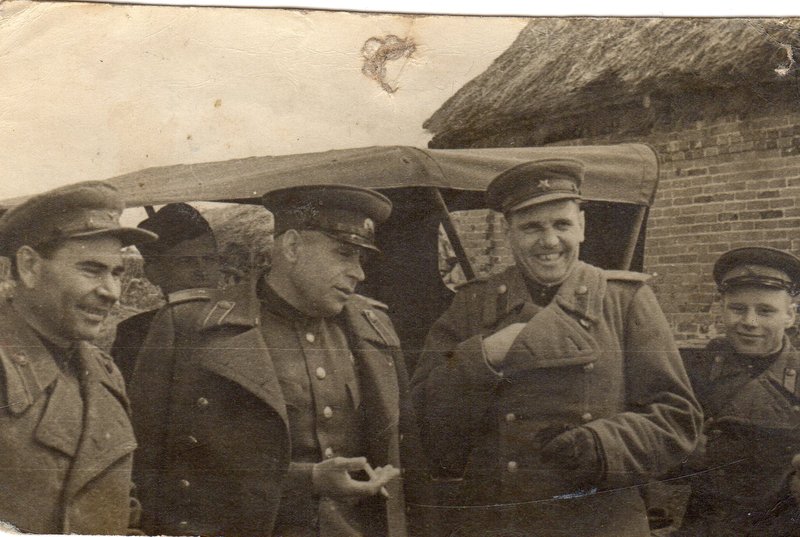 Начальник политотдела 186 стрелковой дивизии западного фронта  Нелепа Д.А. (1-й слева), участник боёв в районе г. Бреста в июне 1941 г. Калининский фронт, 1942–1943 гг.
