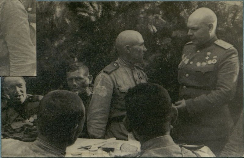Фотография: Командующий генерал-полковник Пухов в перерывах совещания беседует с бывалыми воинами