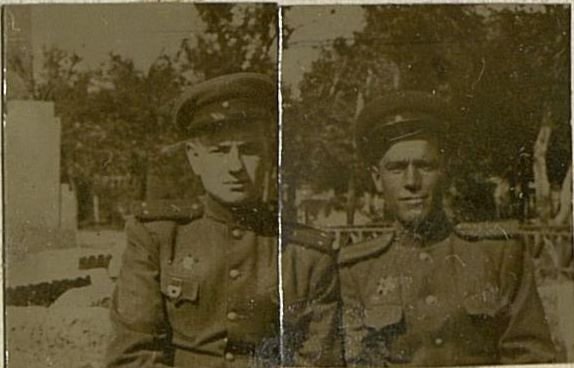 Фотография: Начальник разведки гвардии лейтенант Ливенцов и командир взвода гвардии лейтенант Гущин