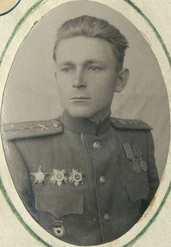Фотография: Начальник связи гвардии капитан Ярошенко