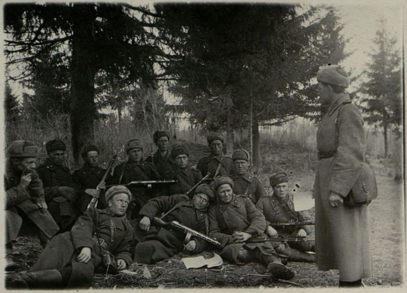 Фотография: Старший лейтенант Комляков проводит семинар агитаторов