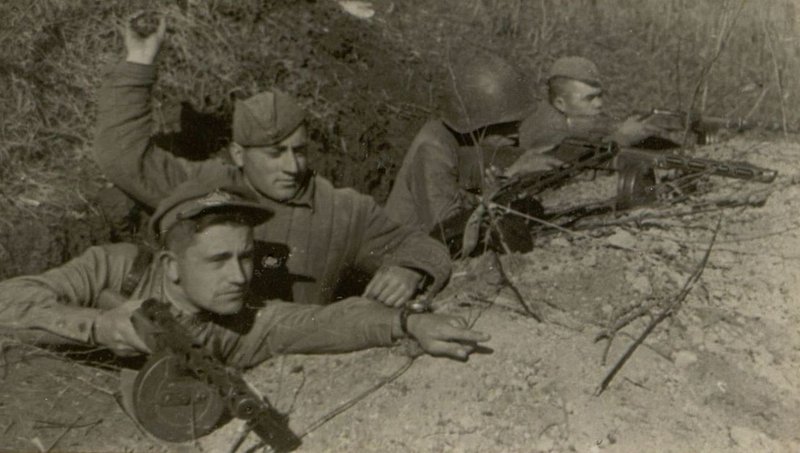 Фотография: Лейтенант Мазанкин (109 стрелковый полк) во главе группы бойцов отражает атаку немцев