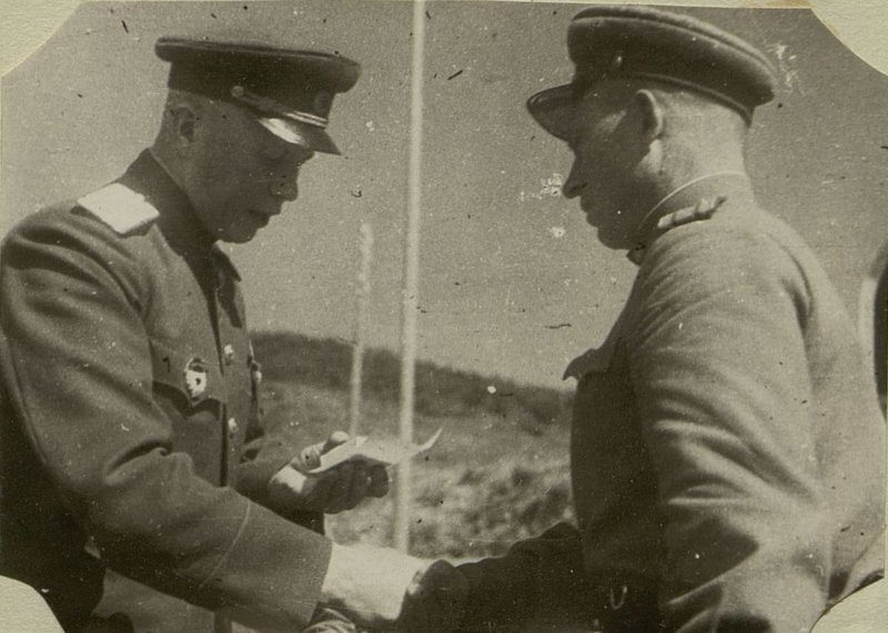 Фотография: Вручение награды майору Герасименко