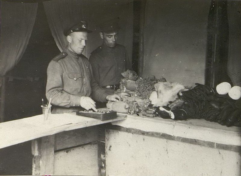 Фотография: Заведующий хранилищем летно-технического имущества старшина Тюлькин и укладчик парашютов младший сержант Лобанов