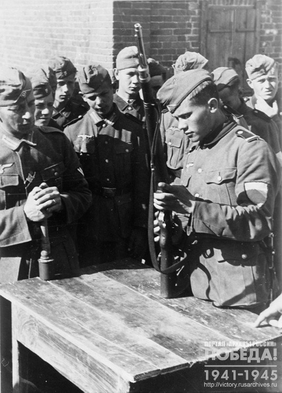 Ukrainian volunteers of the German army studying weapons
