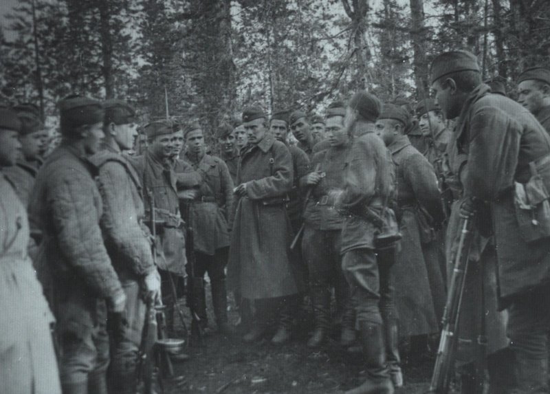 Battalion commissar A.I. Savelyev talks with a group of scouts of Art. Lieutenant Khorev and political instructor Weidman before the beginning of the mission