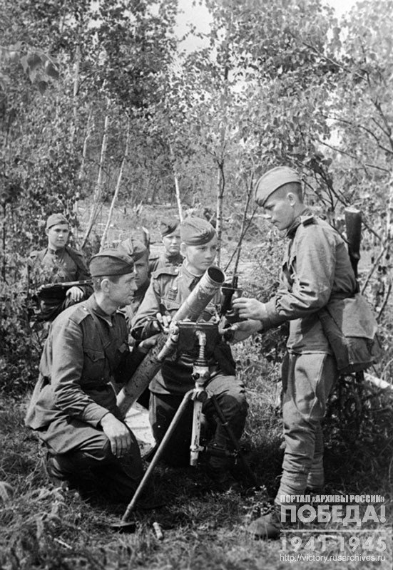 Mortarmen of Sergeant Major V. Shashkov studying mortar