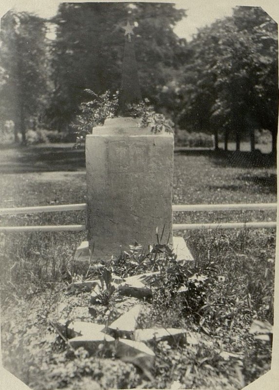 Image: Military burial of sergeant V.T. Avdonin, sergeant Nikitin, sergeant Simakinna, town of Skidel, eastern outskirts, on the left bank of the Skidlyanka river, 40 m from the bridge