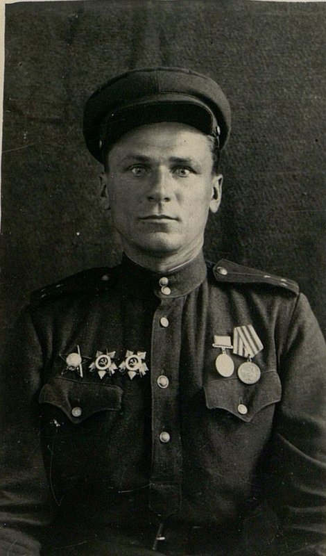 Фотография: Старший лейтенант Пучка, коммунист, командир взвода связи