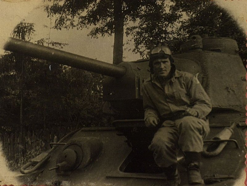 Image: Three times medal-bearer of the tank driver of the command petty officer EVGRASHOV at his combat vehicle