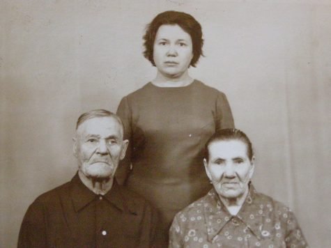 Сигачев Иван Семёнович с женой и дочерью.