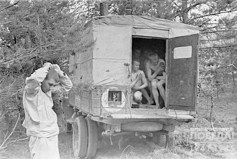 Soldiers of the Guards rifle division taking a bath on the front line position of the Western Front