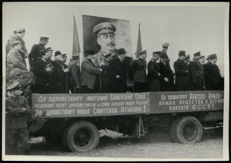 Оригинальный образ: Генерал-полковник товарищ Бюрюзов вручает ордена Советского Союза болгарским генералам и офицерам